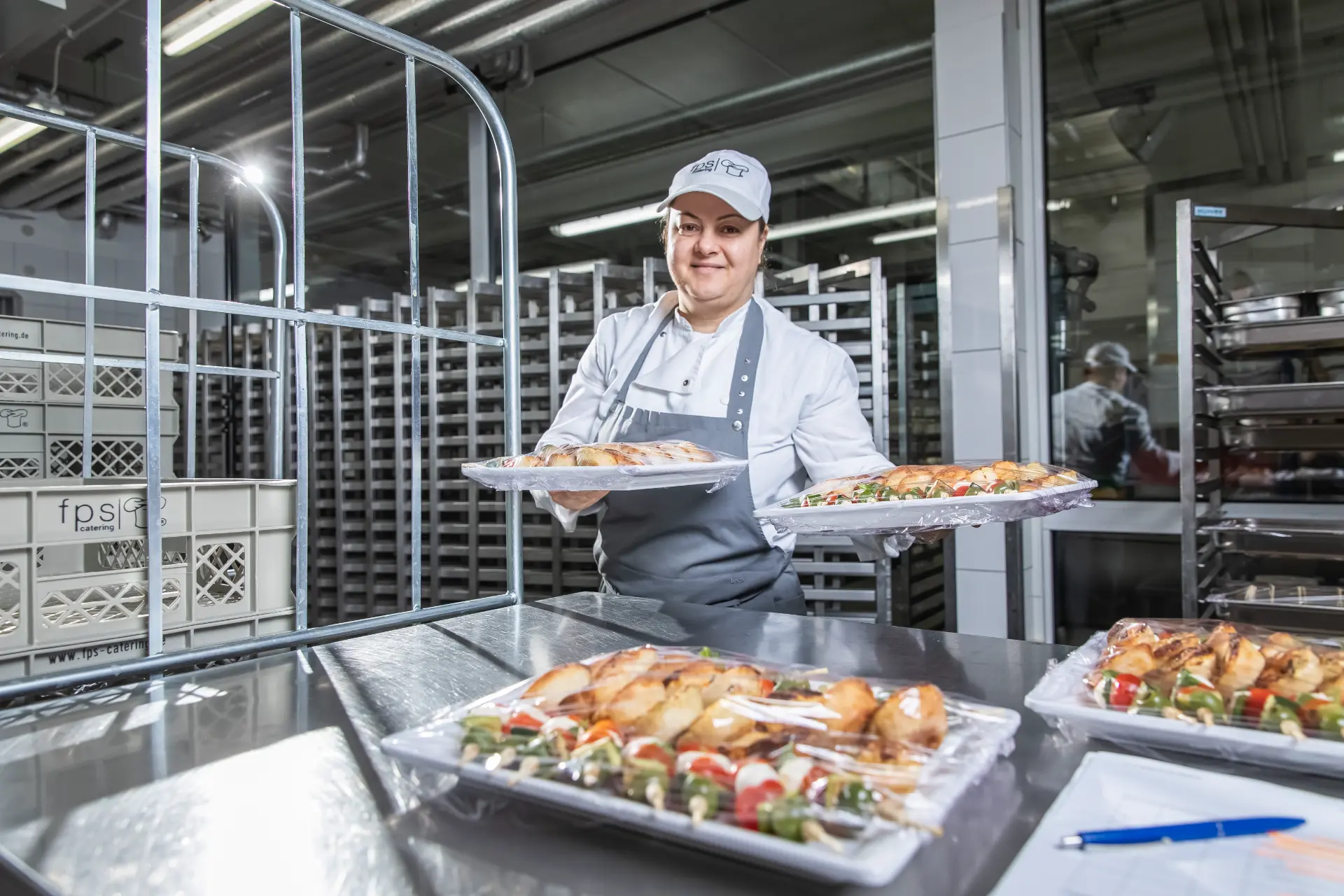 FPS Catering Mitarbeiterin mit frisch belegten Platten